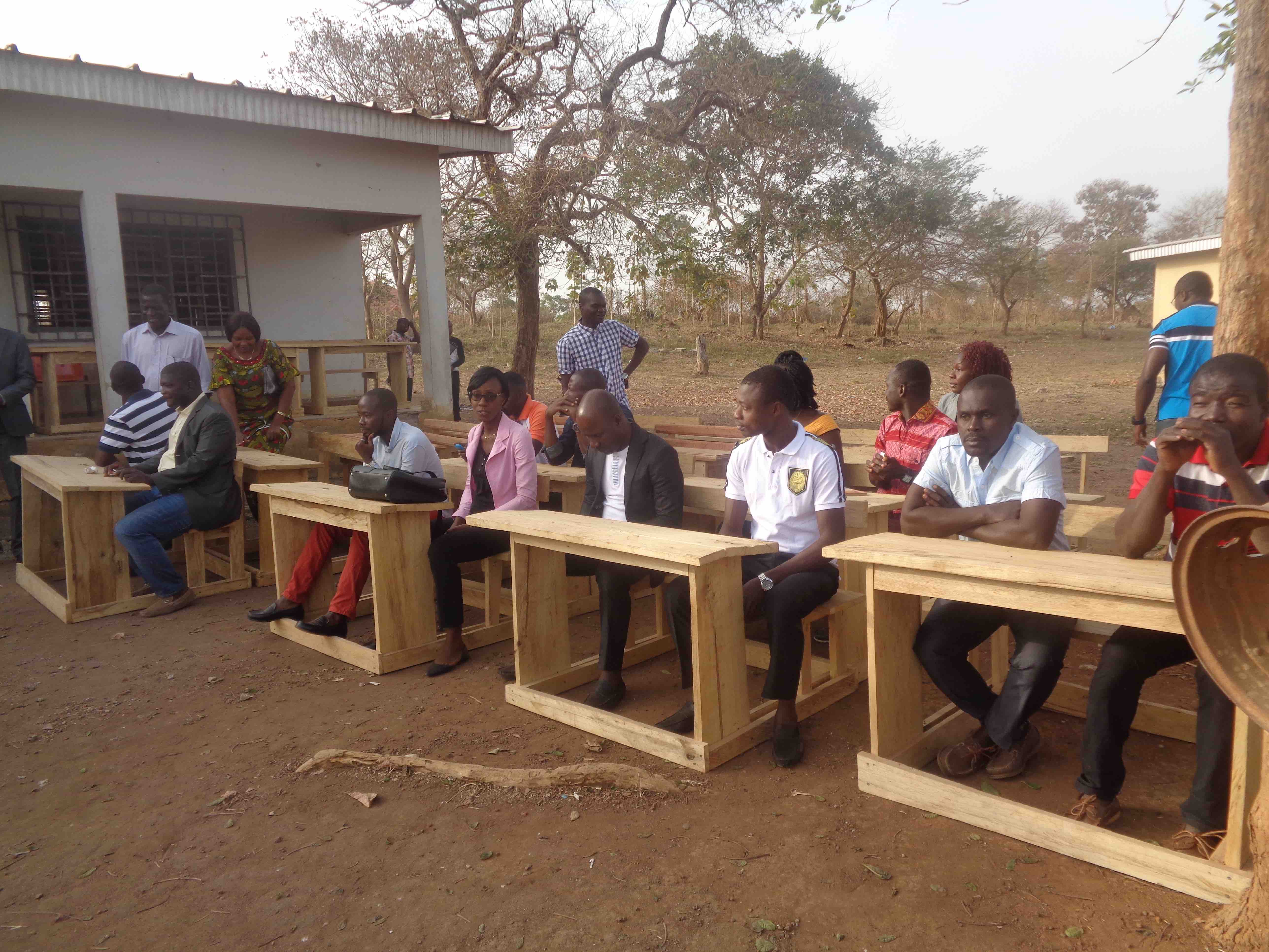 Une fondation équipe le lycée moderne de Sipilou en table-bancs