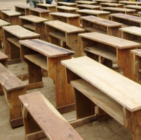 Touba / Le maire Bamba Lamine offre 200 table-bancs aux écoles primaires