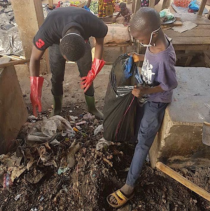 Man : Des jeunes bénévoles nettoient le petit marché de Libreville