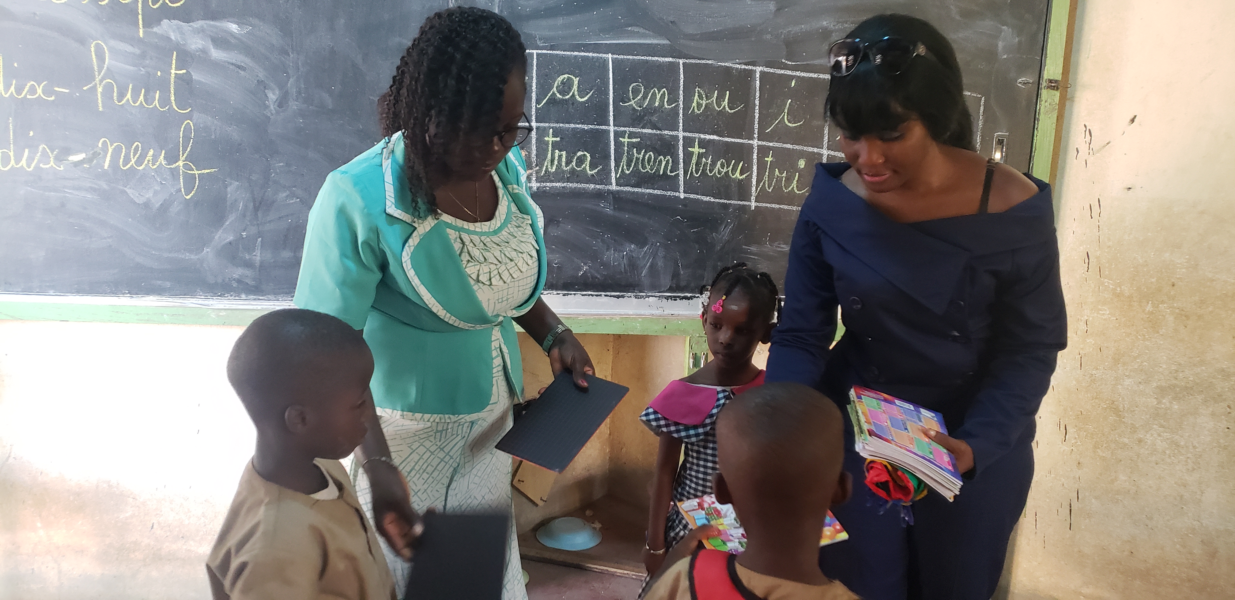 AKDY - Côte d’Ivoire fait des dons de matériel scolaire aux écoliers d’Abobo