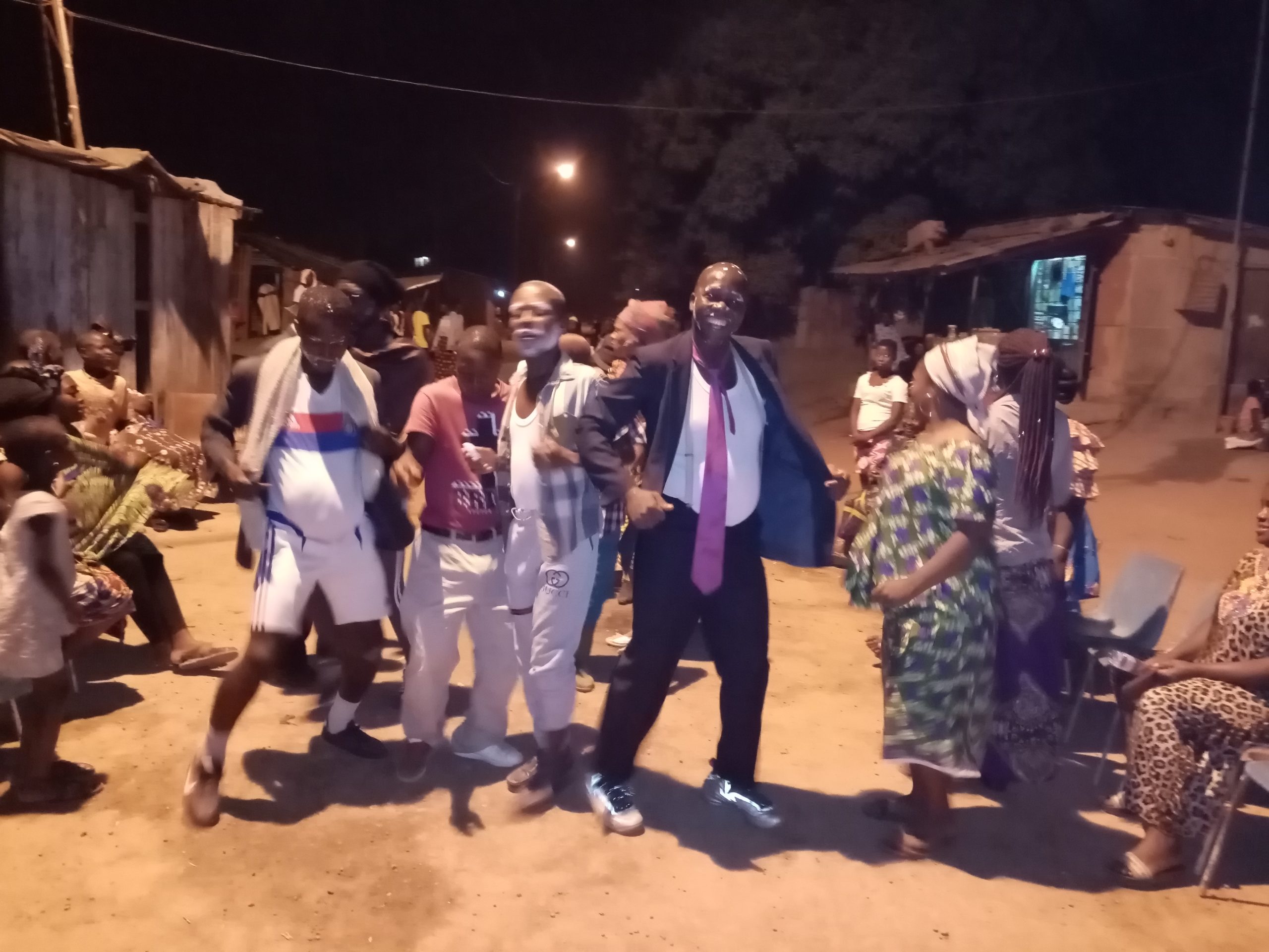 Man / Doyagouiné : Les jeunes de Toit rouge offrent une soirée retro à leurs parents