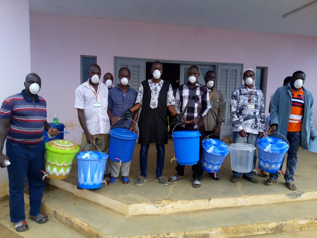 Koonan/ Lutte contre le Covid-19 : Le Maire Bamba Abou sensibilise et offre des kits de lavage de mains à tous les villages communaux