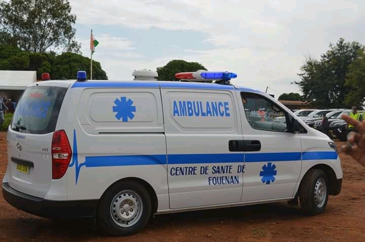 Bafing/ Le ministre Eugène Aka Aouelé offre des ambulances médicalisées à deux centres de santé