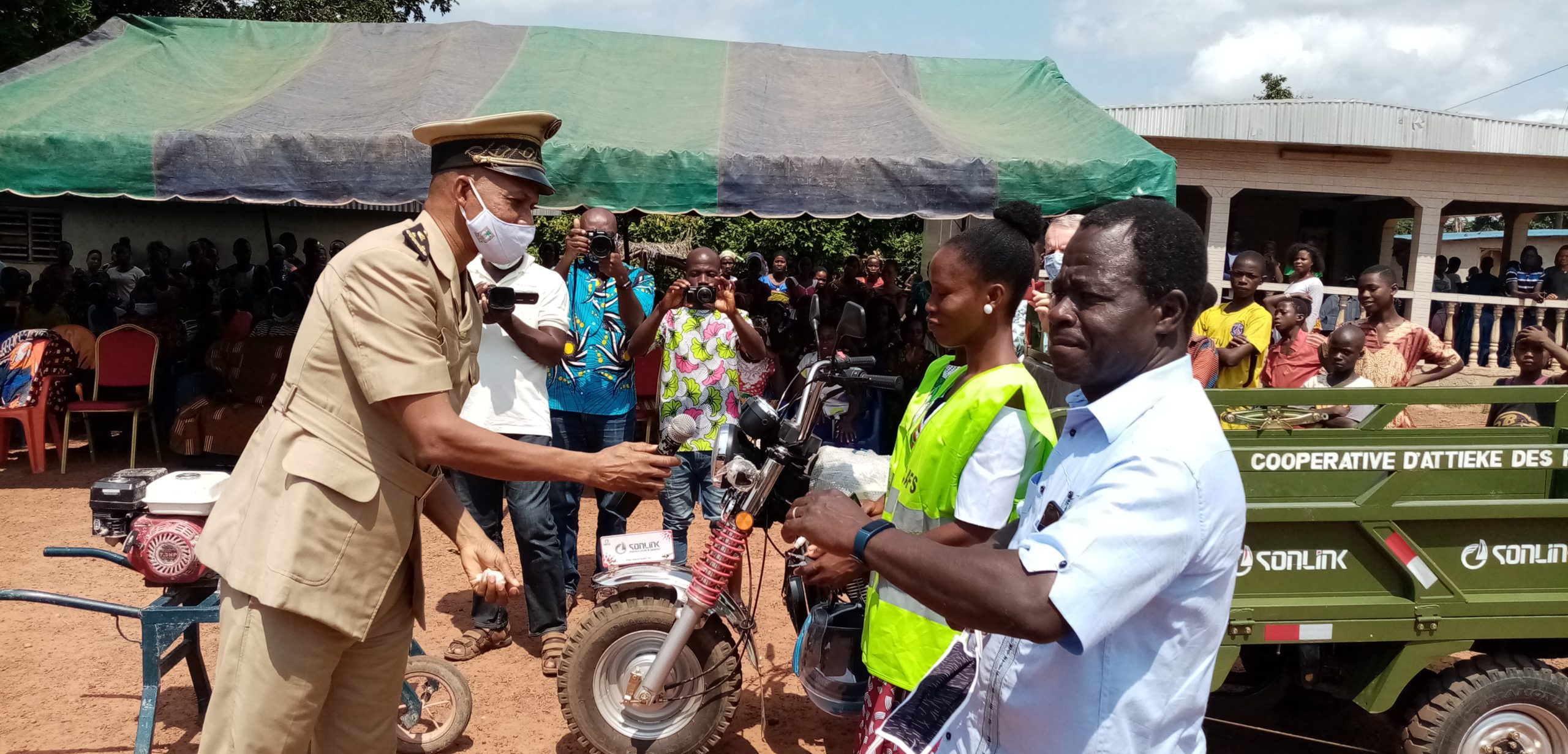 Saguipleu S/P Sangouiné : Dr Kpan Victor offre un tricycle et une broyeuse aux femmes