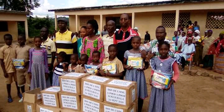 Bafing/ L'ONG "A Poco A Poco" offre des kits scolaires à 400 élèves