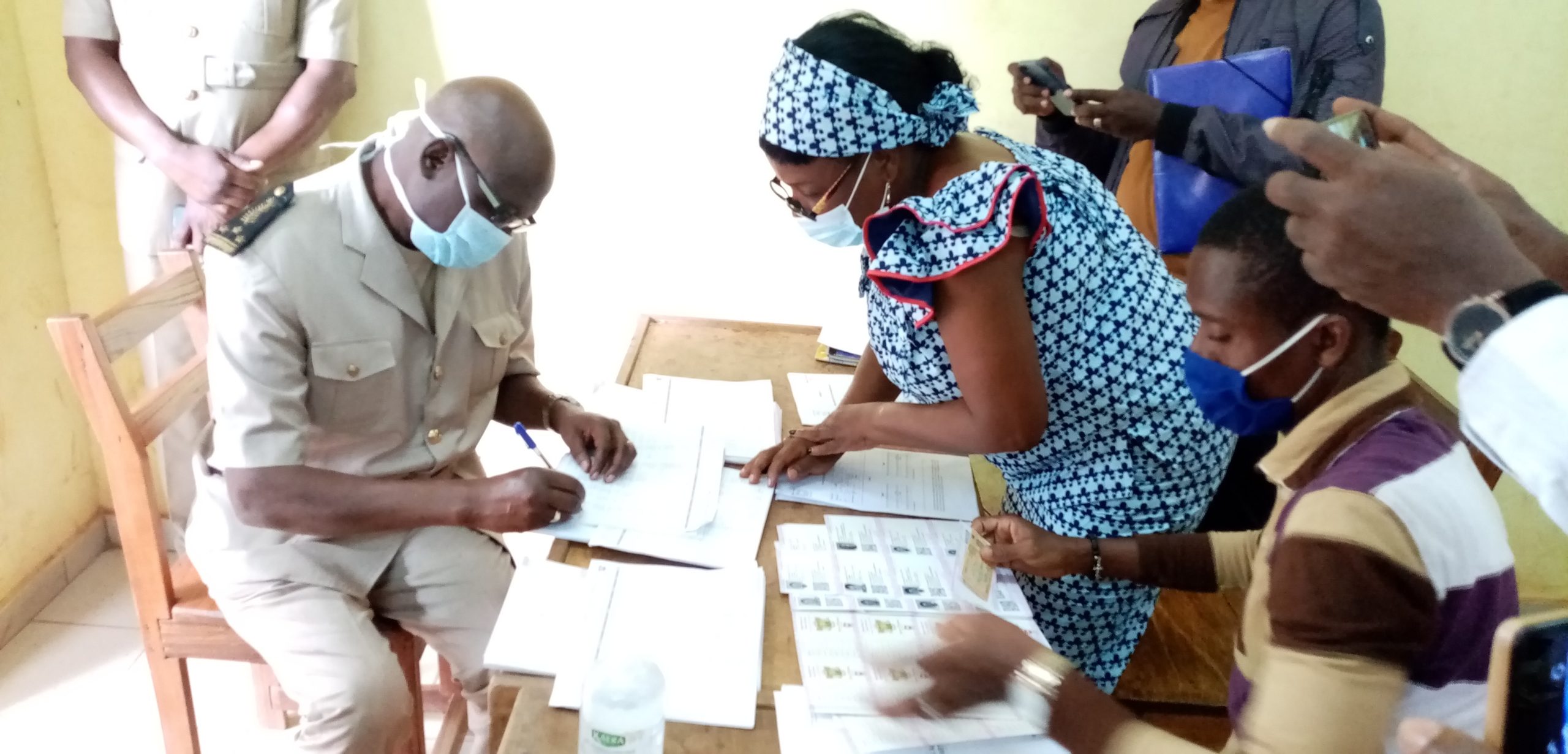 Man/ Distribution des cartes d'électeurs : Le préfet Soro Kayaha Jérôme lance les opérations