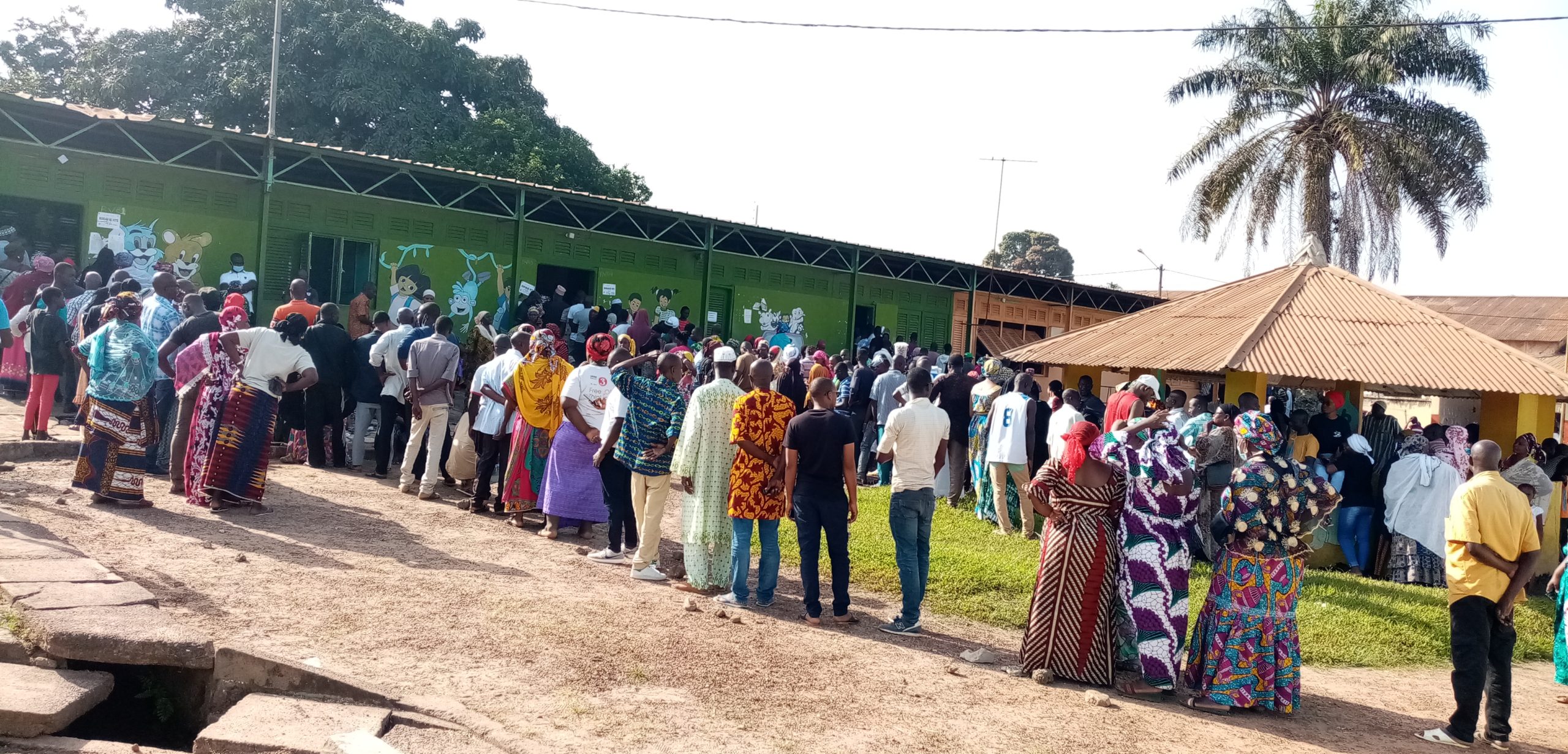 Man/ Elections présidentielles : Les électeurs se bousculent devant les bureaux de vote