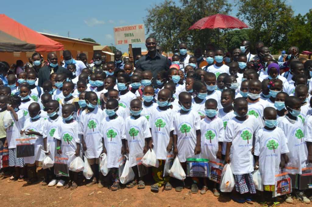 Touba/ Le Ministre Moussa Sanogo équipe une bibliothèque et offre 10.000 kits scolaires aux écoliers du Bafing