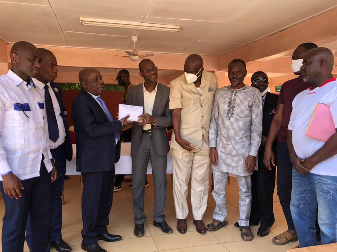 Man/ Les députés Sidiki Konaté et Flindé Albert soutiennent les commerçants sinistrés à hauteur de 2.5 millions de F.CFA