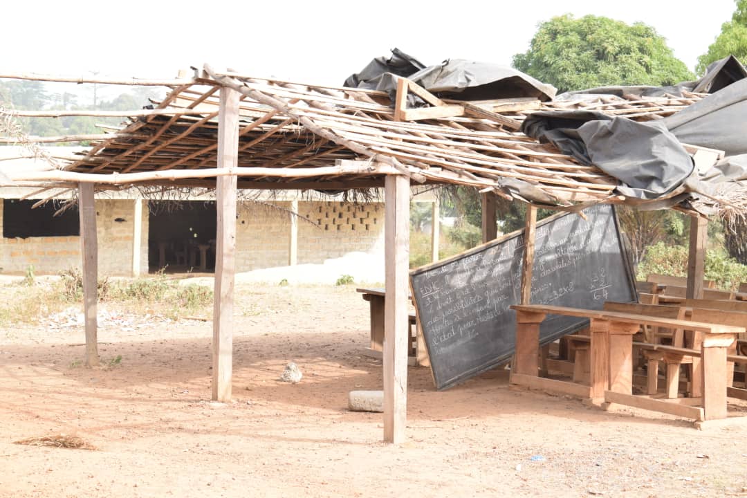 Mahapleu/ Des communautés villageoises construisent elles-mêmes leurs écoles sous le leadership de l'inspecteur
