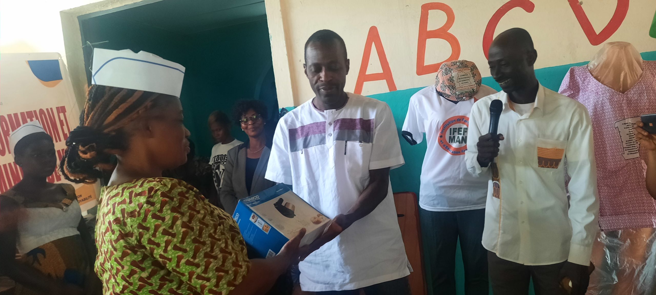 Man/ Autonomisation des femmes : 9 auditrices vulnérables de L'IFEF reçoivent des kits d'installation