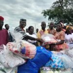 Danané/ Autonomisation des femmes : Maître Gueu Patrice offre 1000 complets de pagnes aux femmes du canton Blossé